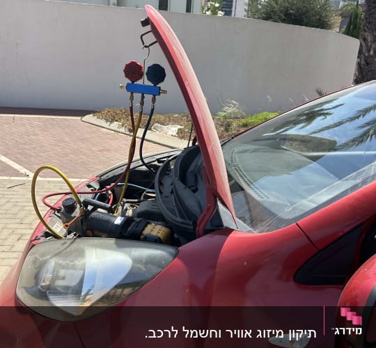 רכב עם מכסה מנוע פתוח וכלי עבודה חשמליים